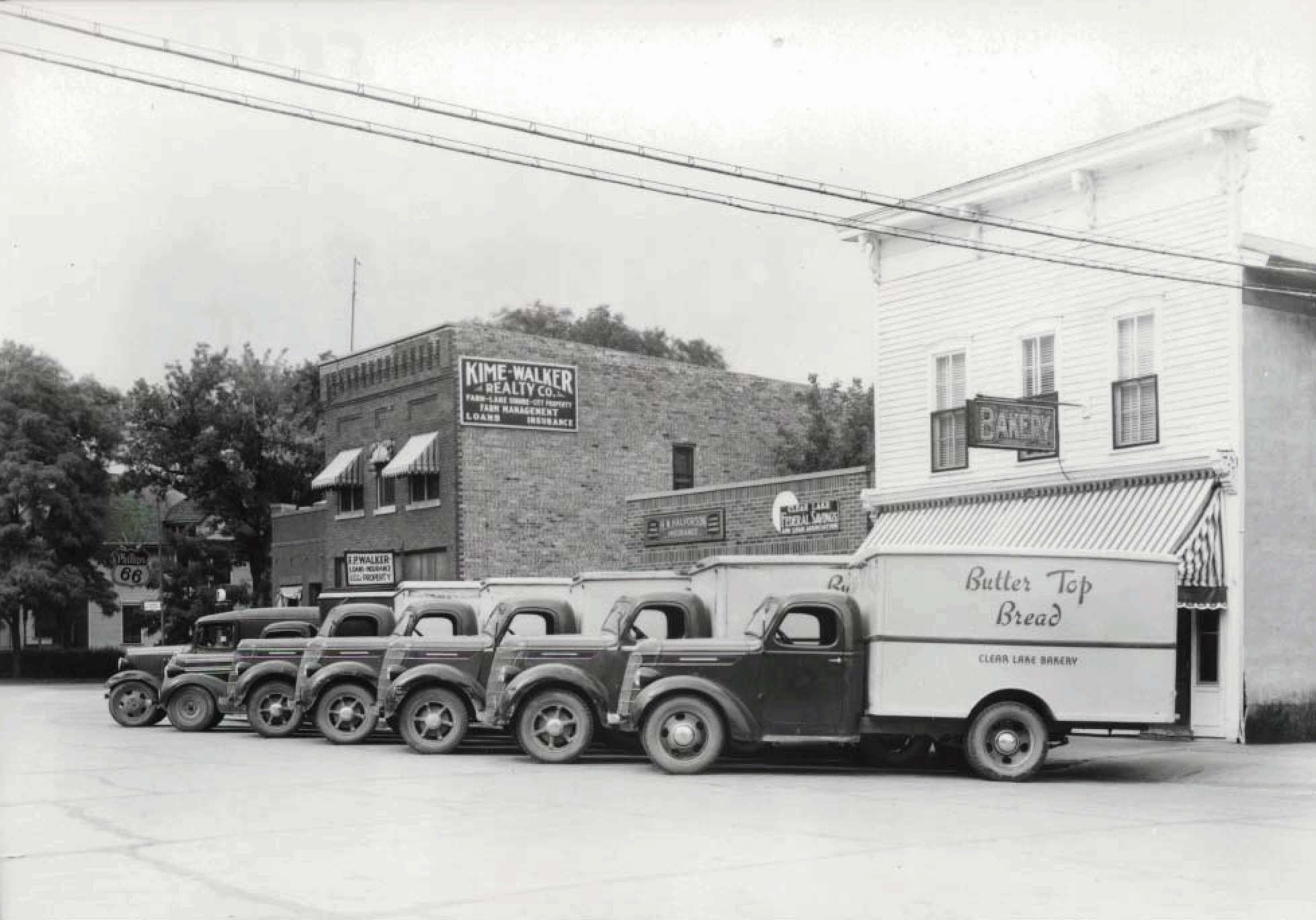 Several bakery trucks in front of Clear Lake Bakery circa 1940.